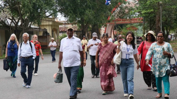 Đoàn khách du lịch Ấn Độ tham quan Việt Nam. (Ảnh: TTXVN)