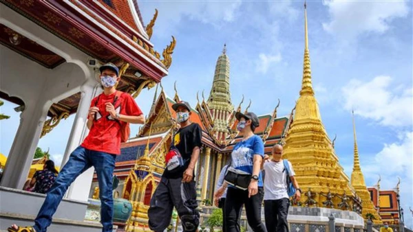 Du khách tham quan Cung điện Hoàng gia Thái Lan ở Bangkok. (Ảnh: TTXVN)