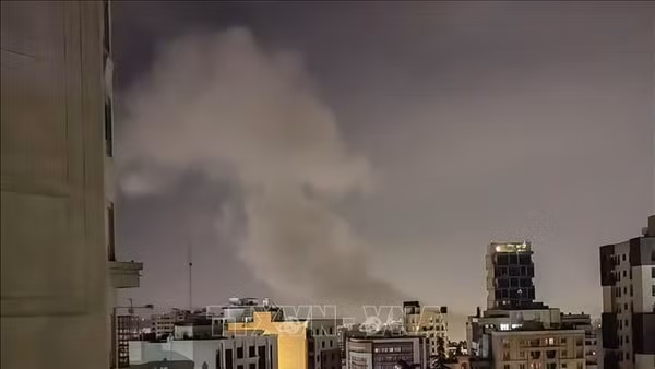 Khói bốc lên sau vụ không kích tại Tehran, Iran. (Ảnh: THX/TTXVN phát)