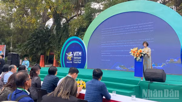 Phó Chủ tịch Thường trực Hiệp hội Du lịch Việt Nam Cao Thị Ngọc Lan phát biểu tại sự kiện. (Ảnh: CHIÊU ANH)