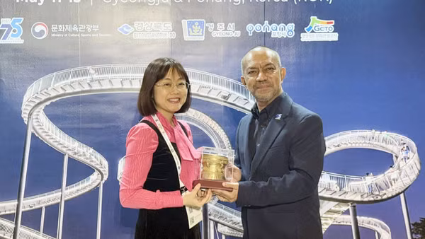 Phó Cục trưởng Cục Du lịch quốc gia Việt Nam Nguyễn Thị Hoa Mai tặng quà lưu niệm cho Giám đốc điều hành Hiệp hội Du lịch châu Á-Thái Bình Dương Noor Ahmad Hamid. (Ảnh: TITC)