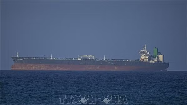 Con tàu di chuyển qua eo biển Hormuz. (Ảnh: TTXVN)