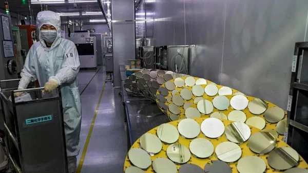 Một công nhân đang làm việc tại một nhà máy sản xuất chất bán dẫn ở tỉnh Giang Tô, Trung Quốc. (Ảnh: AFP)