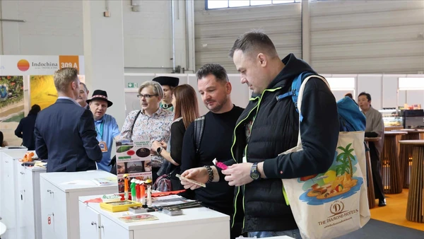 Du khách nước ngoài tìm hiểu các sản phẩm du lịch tại gian hàng Việt Nam ở Hội chợ Du lịch quốc tế Berlin 2026. (Ảnh: TTXVN)