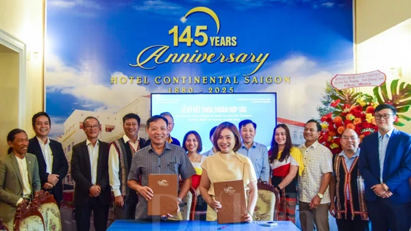 Buổi ký kết thỏa thuận hợp tác phát triển du lịch bền vững giữa Ủy ban nhân dân xã Sơn Tây Thượng với Tạp chí Du lịch Thành phố Hồ Chí Minh.