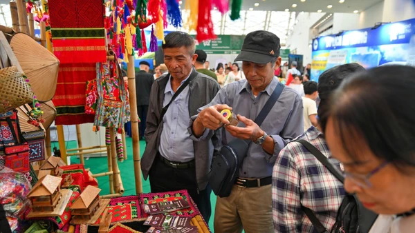 Gian hàng trưng bày các sản phẩm thủ công mỹ nghệ thu hút khách tham quan. 