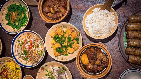 Thưởng thức mâm cơm Việt Nam là một trong những trải nghiệm khó quên của du khách quốc tế khi ghé thăm đất nước hình chữ S. (Ảnh: Travel & Leisure)