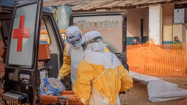 Nhân viên y tế chuyển bệnh nhân Ebola tới trung tâm điều trị ở Mongbwalu, tỉnh Ituri, CHDC Congo. (Ảnh: THX/TTXVN)