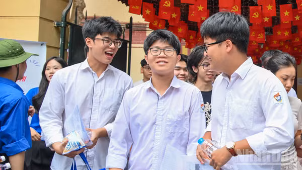 Thí sinh rạng rỡ sau khi hoàn thành bài thi Ngữ văn.