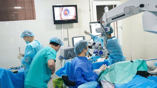 Dự án "Mắt sáng cộng đồng" bố trí các xe phẫu thuật lưu động đạt chuẩn bệnh viện để hỗ trợ người dân vùng sâu, vùng xa.