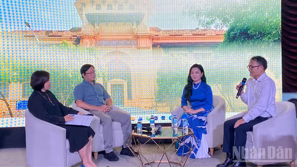 Các diễn giả thảo luận tại tọa đàm "Triển vọng không gian văn hóa-sáng tạo trong hệ sinh thái Đại học Quốc gia Hà Nội". (Ảnh: CHIÊU ANH)