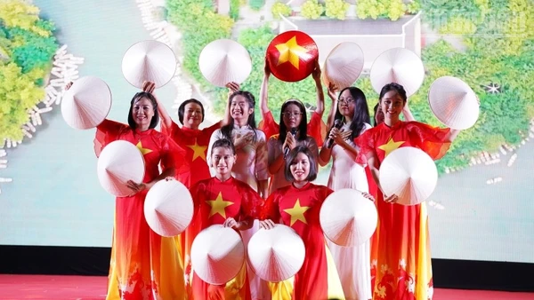 Tiết mục văn nghệ trong chương trình gặp gỡ “Xuân Quê hương 2026” do Đại sứ quán Việt Nam tại Campuchia tổ chức. (Ảnh: ĐINH TRƯỜNG)