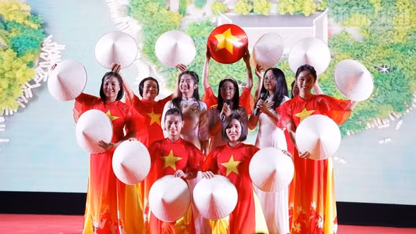 Tiết mục văn nghệ trong chương trình gặp gỡ “Xuân Quê hương 2026” do Đại sứ quán Việt Nam tại Campuchia tổ chức. (Ảnh: ĐINH TRƯỜNG)