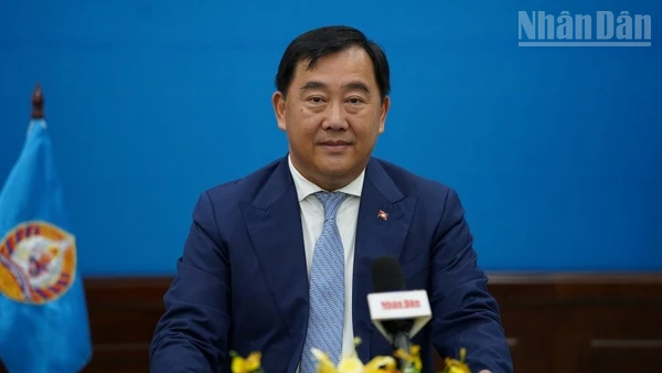 Người phát ngôn, Phó Trưởng Ban thứ nhất Ban Đối ngoại Trung ương Đảng Nhân dân Campuchia Sous Yara trả lời phỏng vấn của phóng viên Báo Nhân Dân thường trú tại Campuchia. (Ảnh: ĐINH TRƯỜNG)