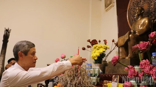 Bí thư Đảng ủy, Đại sứ Việt Nam tại Campuchia Nguyễn Minh Vũ thành kính dâng hương tưởng nhớ Chủ tịch Hồ Chí Minh. (Ảnh: HUY VŨ)