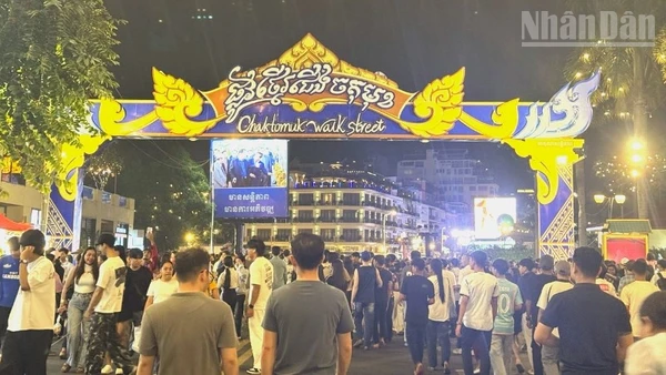 Phố đi bộ Chaktomuk ở thủ đô Phnom Penh, Campuchia. (Ảnh: ĐINH TRƯỜNG)