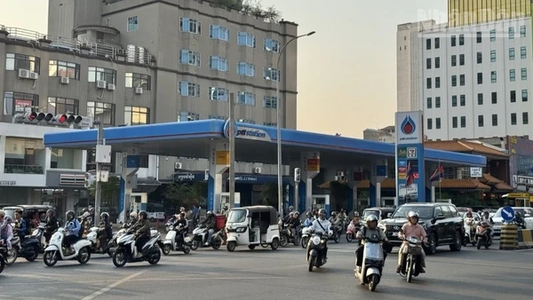 Giao thông tại một góc ngã tư ở Thủ đô Phnom Penh, Campuchia. (Ảnh: ĐINH TRƯỜNG)