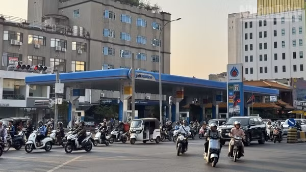 Giao thông tại một góc ngã tư ở Thủ đô Phnom Penh, Campuchia. (Ảnh: ĐINH TRƯỜNG)