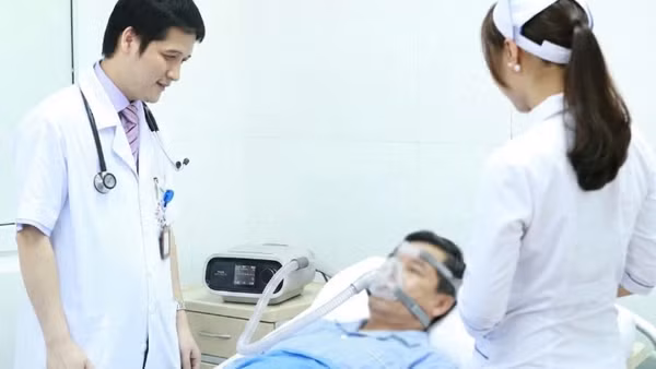 PGS,TS, bác sĩ Lê Hoàn thăm khám cho bệnh nhân nhập viện vì đợt cấp của bệnh phổi tắc nghẽn mạn tính do ảnh hưởng của thời tiết nắng nóng.