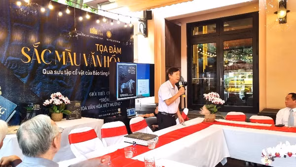 GS,TS Trịnh Sinh trong cuộc tọa đàm "Sắc màu văn hóa" diễn ra tại Bảo tàng Mỹ thuật Việt Nam.