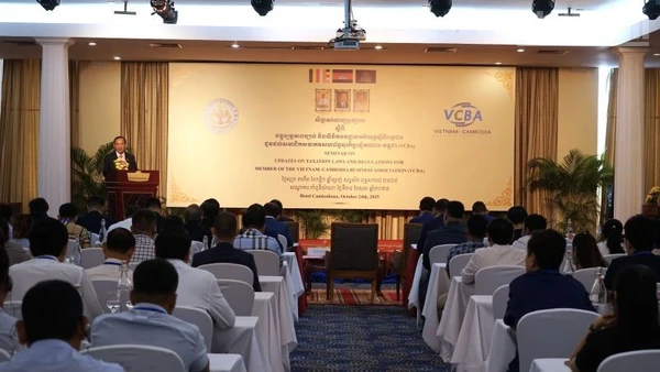 Hội thảo “Cập nhật luật và văn bản quy phạm pháp luật về thuế và nghĩa vụ thuế đến các hội viên Hiệp hội Doanh nghiệp Việt Nam-Campuchia (VCBA). (Ảnh: ĐINH TRƯỜNG)