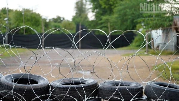 Hàng rào biên giới bằng dây thép gai và lốp xe, được chụp từ phía Banteay Meanchey, Campuchia ngày 29/8/2025. (Ảnh: ĐINH TRƯỜNG)
