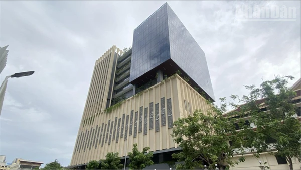 Tòa nhà hành chính Quốc hội Vương quốc Campuchia. (Ảnh: ĐINH TRƯỜNG)