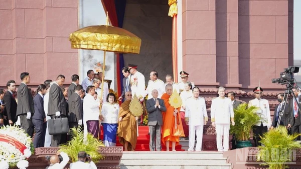 Quốc vương Norodom Sihamoni và các lãnh đạo cấp cao Campuchia tại Lễ kỷ niệm 72 năm Quốc khánh. (Ảnh: ĐINH TRƯỜNG)