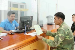 Hướng dẫn người dân sử dụng sổ Bảo hiểm xã hội. Ảnh minh họa. (Ảnh: AN NHƯ-THANH LƯƠNG)