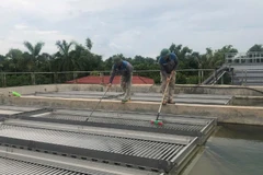 Công nhân Nhà máy nước An Bình (Hải Phòng) vệ sinh bể lắng. (Ảnh: BẢO HÂN)