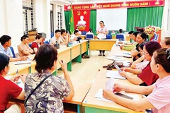 Cán bộ Phòng Giao dịch Ngân hàng Chính sách xã hội Bát Xát phổ biến các chương trình tín dụng chính sách.