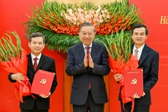 Tổng Bí thư Tô Lâm trao Quyết định của Bộ Chính trị và tặng hoa chúc mừng đồng chí Lê Minh Trí và Đoàn Minh Huấn. (Ảnh: DUY LINH)