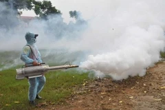 Cán bộ y tế phun hóa chất phòng chống dịch bệnh tại Hà Nội.