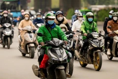 Người dân tham gia giao thông trên đường phố Hà Nội. (Ảnh: Duy Linh)