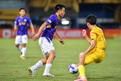 Hà Nội FC thắng đậm PVF-Công an nhân dân (áo vàng) 4-0 trên sân nhà. (Ảnh HNFC).
