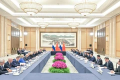 Thủ tướng Trung Quốc và Thủ tướng Nga đồng chủ trì cuộc họp thường kỳ giữa những người đứng đầu chính phủ hai nước. (Ảnh: Tân Hoa xã)