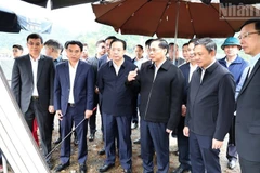 Đồng chí Bùi Thanh Sơn, Ủy viên Trung ương Đảng, Phó Thủ tướng Chính phủ cùng đoàn công tác kiểm tra tiến độ triển khai dự án xây dựng tuyến đường Chiềng Sinh-Chiềng Ngần.