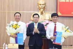 Chủ tịch Ủy ban nhân dân tỉnh Nguyễn Hoàng Giang trao Quyết định phê chuẩn của Thủ tướng Chính phủ và tặng hoa chúc mừng tân Phó Chủ tịch Ủy ban nhân dân tỉnh, nhiệm kỳ 2021-2026 đối với đồng chí Nguyễn Công Hoàng và Đỗ Tâm Hiển.