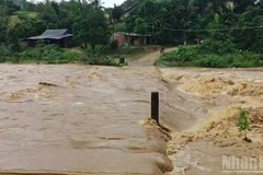 Nhiều ngầm tràn tại xã Hướng Hiệp bị ngập sâu, nước chảy xiết.