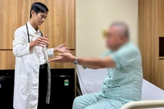 Bác sĩ thăm khám cho bệnh nhân H. (Ảnh: Bệnh viện cung cấp).