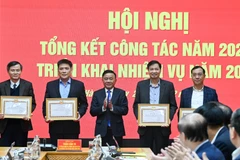 Thường trực Ban Bí thư Trần Cẩm Tú, Bí thư Đảng ủy các cơ quan Đảng Trung ương trao bằng khen cho các tập thể hoàn thành xuất sắc nhiệm vụ năm 2025. (Ảnh: DUY LINH) 