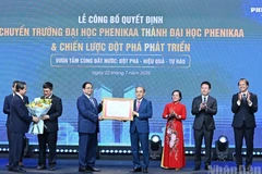 Thủ tướng Phạm Minh Chính trao Quyết định số 775/QĐ-TTg cho lãnh đạo Đại học Phenikaa. (Ảnh: TRẦN HẢI)