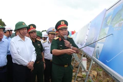 Thiếu tướng Nguyễn Hữu Ngọc, Tư lệnh Binh đoàn 12 trình bày tình hình triển khai các dự án trọng điểm tại Hòn Khoai (Cà Mau). (Ảnh: TTXVN)