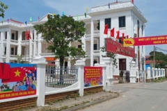Con đường được trang hoàng chào mừng đại hội đảng bộ các cấp. (Ảnh: DIỆU THƯƠNG)