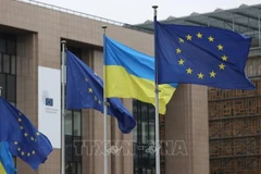 Cờ Liên minh châu Âu và cờ Ukraine tại trụ sở Ủy ban châu Âu ở Brussels, Bỉ. (Ảnh: THX/TTXVN)