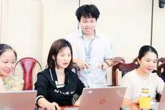 Nguyễn Huy Anh, Chủ tịch Câu lạc bộ Robotics GreenAms hướng dẫn giáo viên Trường Hữu nghị 80 sử dụng phần mềm Cubico.