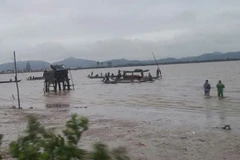 Công tác tìm kiếm người đàn ông mất tích trên sông Gianh chiều 19/11.