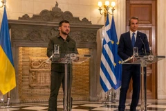 Tổng thống Ukraine Volodymyr Zelensky (trái) gặp Thủ tướng Hy Lạp Kyriakos Mitsotakis tại Athens, Hy Lạp, ngày 21/8/2023. (Ảnh: Xinhua)
