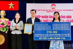 Bà Trương Thị Bích Hạnh, Ủy viên Ban Thường vụ Thành ủy, Phó Chủ tịch Thường trực Ủy ban Mặt trận Tổ quốc Việt Nam Thành phố Hồ Chí Minh, Trưởng ban vận động cứu trợ thành phố trao thư cảm ơn cho các đơn vị đã ủng hộ.