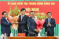 Thủ tướng Phạm Minh Chính và Thường trực Ban Bí thư Trần Cẩm Tú tặng hoa chúc mừng Bí thư Thành ủy Hà Nội Nguyễn Duy Ngọc và Chủ nhiệm Ủy ban Kiểm tra Trung ương Trần Sỹ Thanh. (Ảnh: THỦY NGUYÊN)